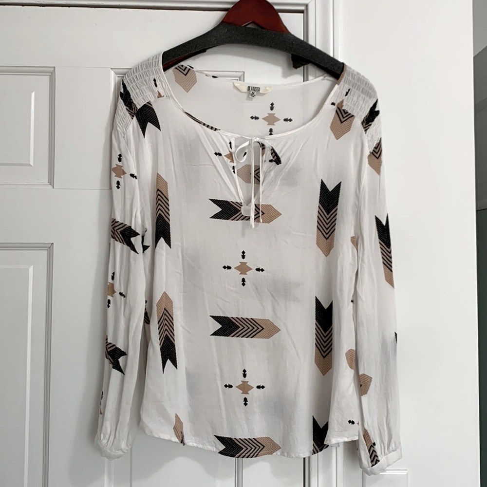 BB DAKOTA open arm top that buttons on the sleeve with tie neck
